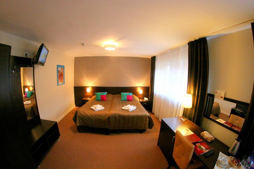 Hotel I Restauracja Złoty Las Стая снимка