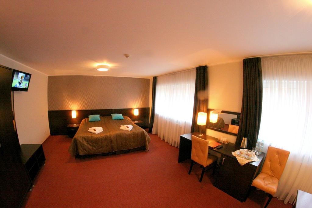 Hotel I Restauracja Złoty Las Стая снимка