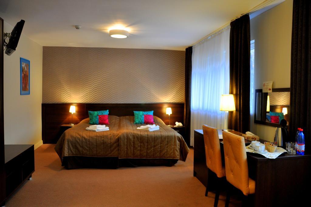 Hotel I Restauracja Złoty Las Стая снимка