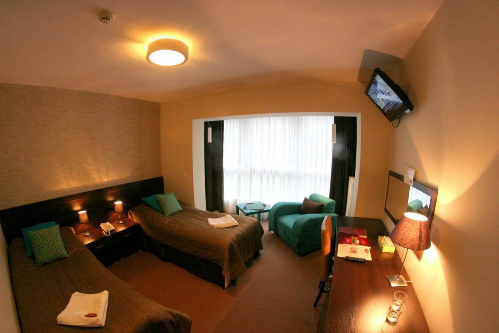 Hotel I Restauracja Złoty Las Стая снимка